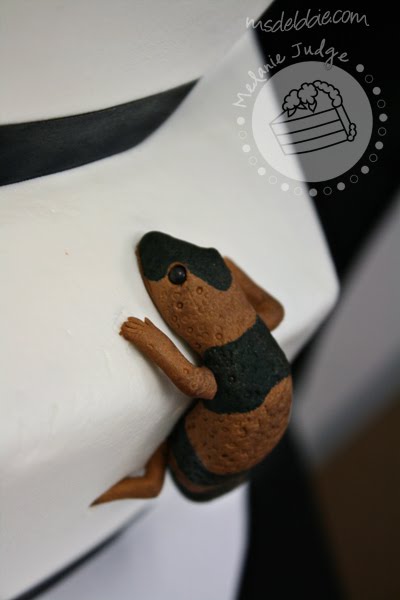 black bow buttercream wedding cake gecko Oh my It's a gecko