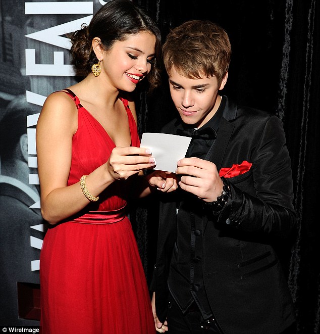 selena gomez gown. Justin Bieber and Seelna Gomez