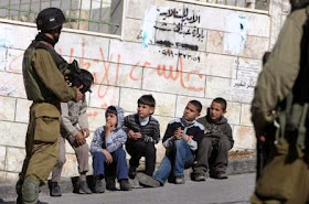 soldados israelense vigiam crianças feitas prisioneiras