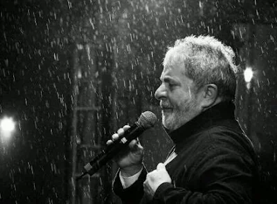 Lula discursando na chuva