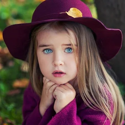 صور أطفال طفلة جميلة بعيون زرقاء وقبعة ارجوانية Purple