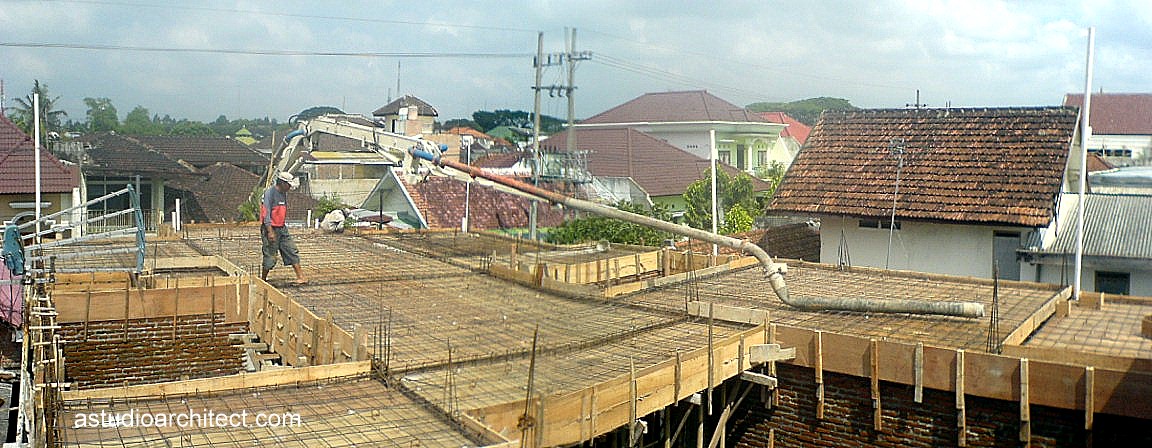 Proses pengecoran dak  beton pada proses pembangunan rumah  2  lantai 