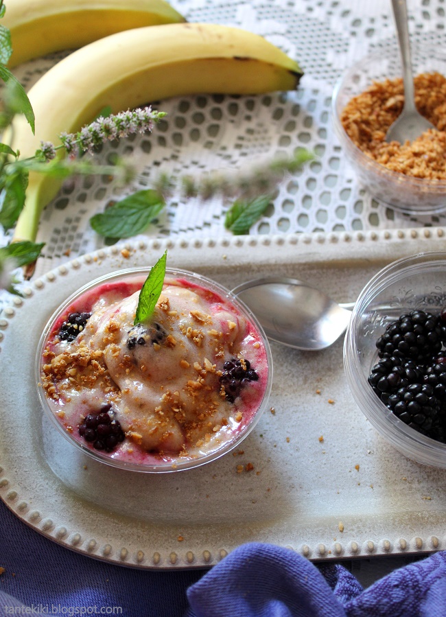 Vegan παγωμένη κρέμα με μπανάνα και μαύρα βατόμουρα