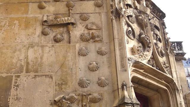 Conchas de Santiago de Compostela en el Museo de Cluny en París