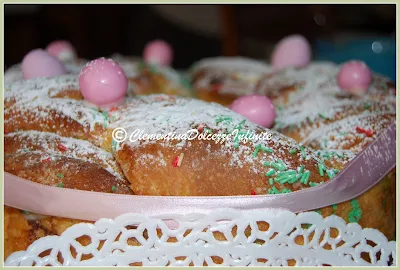 DELIZIOSA TRECCIA PASQUALE CON GLI OVETTI ROSA.