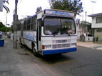 Ônibus modelo Caio Amélia estacionado na rua Vergueiro Steidel, em foto de Emilio Pechini