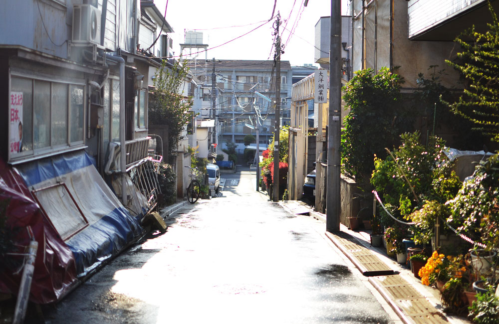 水のまいてある道