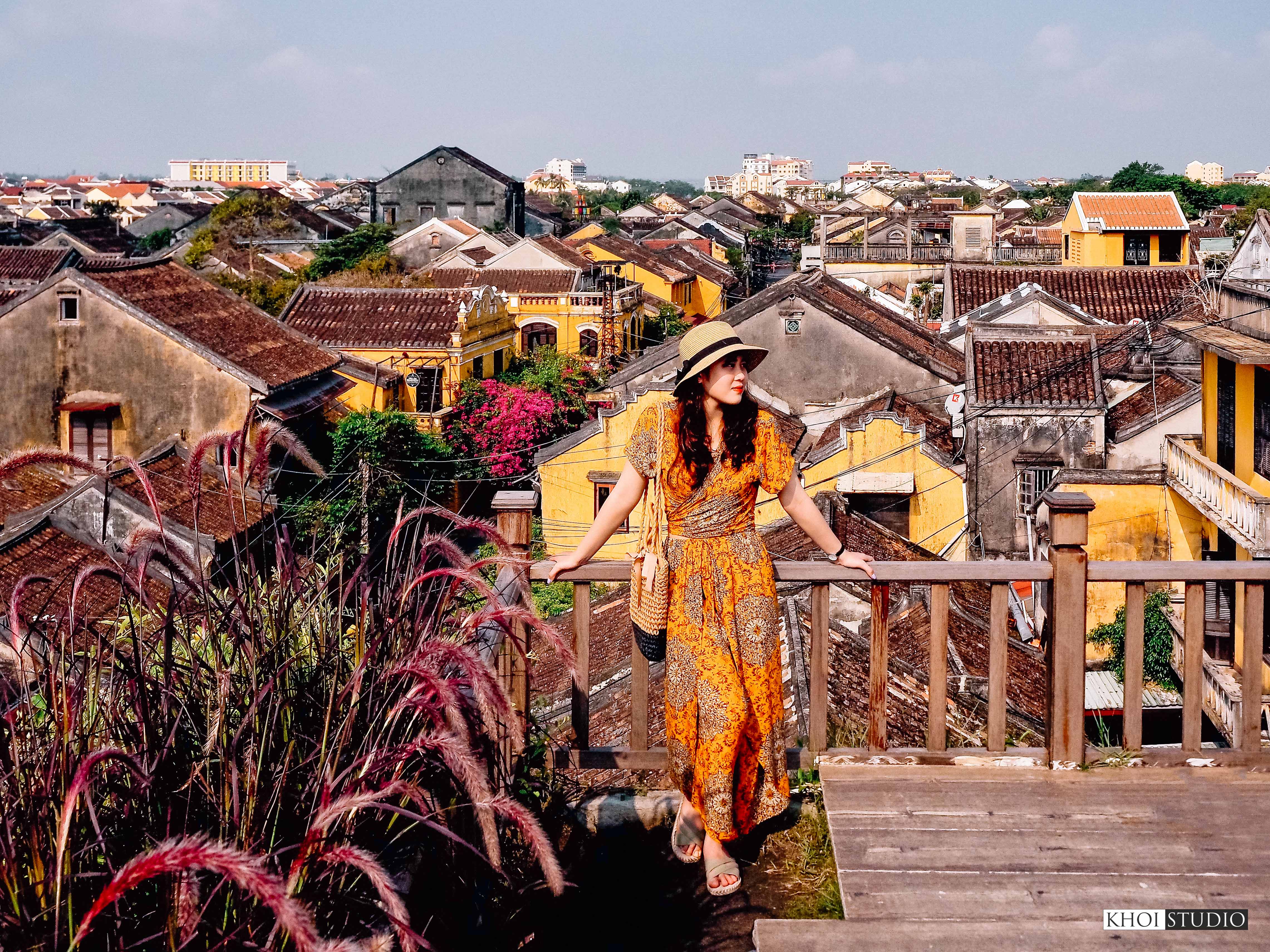 Family travel photo session in Hoi An ancient town: Outdoor photo shoot with mom