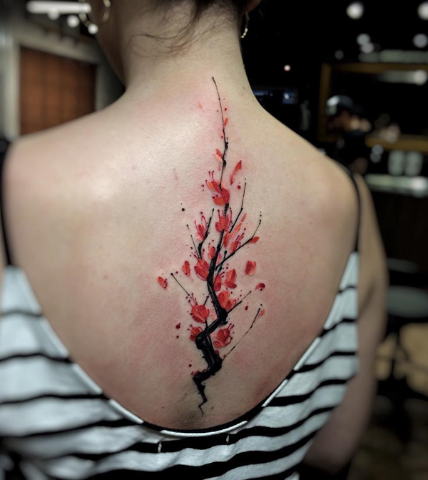 Maravilhoso olhando a flor de cerejeira tatuagem nas costas. Centralização de volta, as flores de cerejeira olhar absolutamente deslumbrante e poderosa. A simetria e a beleza são, sem dúvida, fortes sobre este projeto. (Foto: Fontes de imagem)