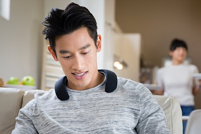Bose Soundwear Companion, Speaker On Your Neck, Without Disturb People Around You