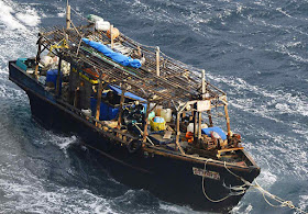 Barco fantasma de pescadores da Coreia do Norte recuperado pela marinha japonesa.