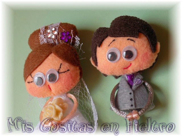 novia, broche novia, bride pin, bride, noiva, broche de fieltro, muñeca de fieltro, felt pin, felt art, Pequechiña, pequechiñas, niña fieltro, broche en fieltro, primera comunión fieltro, souvenir, regalo, detalle, souvenir boda, novio, novios, casamento, noivos