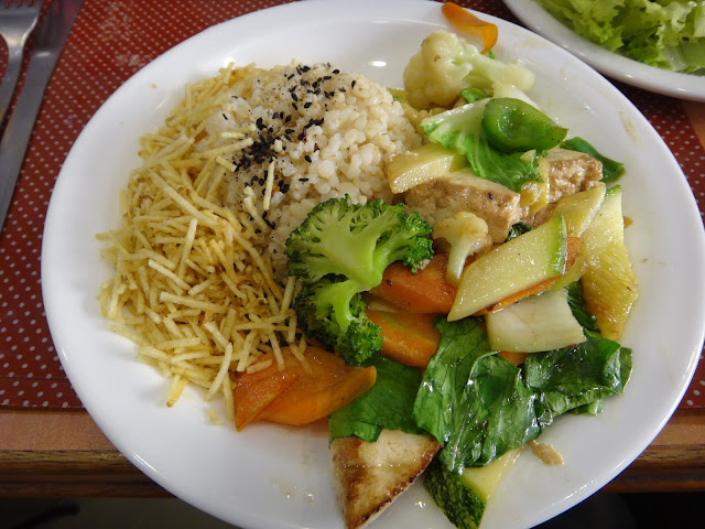 Prato formado por arroz integral, batata palha, vegetais e tofu na chapa acompanhado por uma salada. Babei litros! :}