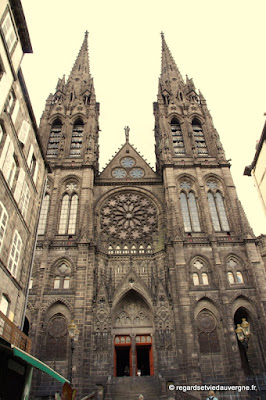 Cathédrale de Clermont-Ferrand en pierre de lave volcanique