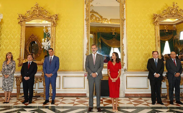 Queen Letizia wore a Suzie red silk dress by Cherubina. Cherubina is a Spanish fashion house created by the designer Ana Garcia
