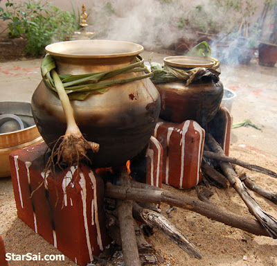 This Pongal, according to ritual, is allowed to boil and spill out of the pot. . It is this overflowing which means Pongal.