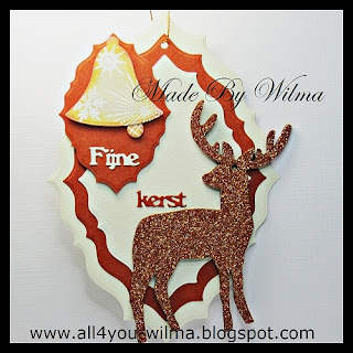 Een kerst"kaart", in crème en bruin, met een glitter hert, om (ter decoratie) in de kerstboom te hangen. A Christmas "card", in cream and brown, with a glitter deer, to hang (for decoration) in the Christmas tree.