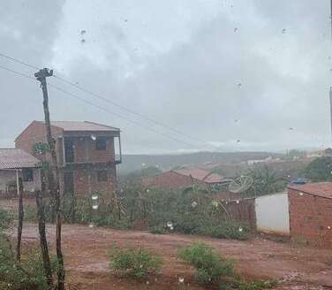 Cerca de 50 municípios cearenses registraram chuva entre domingo e segunda-feira