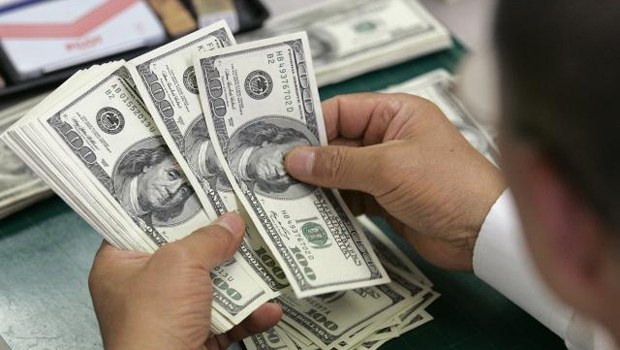 Dólar cai 1,38% e volta abaixo de R$3,60 antes de manifestações pró-impeachment