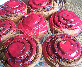 http://cupcakeluvs.blogspot.dk/2014/02/raspberry-roll-buns-hindebr-snegle.html