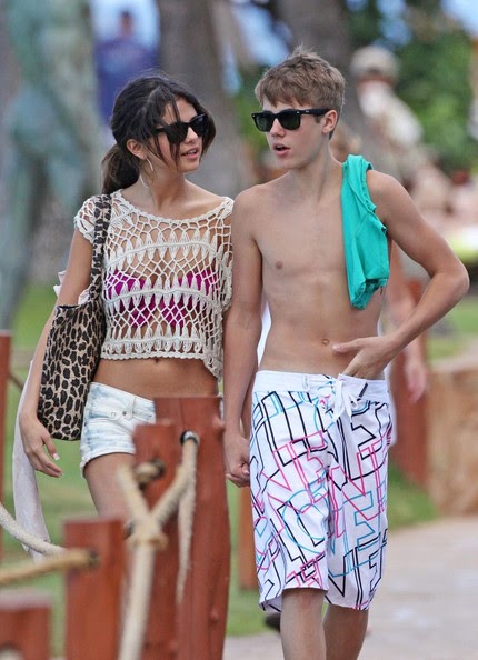 selena gomez and justin bieber beach kissing. Selena Gomez and Justin