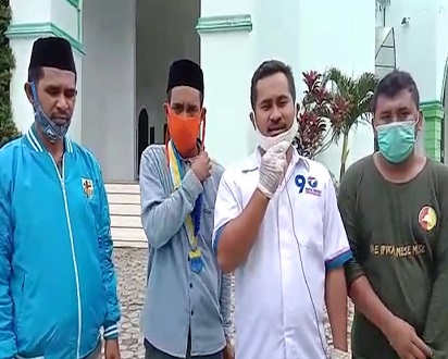 Forum Peduli Covid-19 Maluku Tengah Lakukan Penyemprotan Disinfektan Ke Mesjid