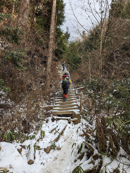 雪の登山道