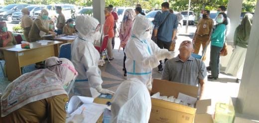    Diskes Kabupaten Rokan Hulu Lakukan Swab ke 80 pegawai (BPKAD) Setelah Kontak Langsung dengan Seorang PNS Positif Covid 19