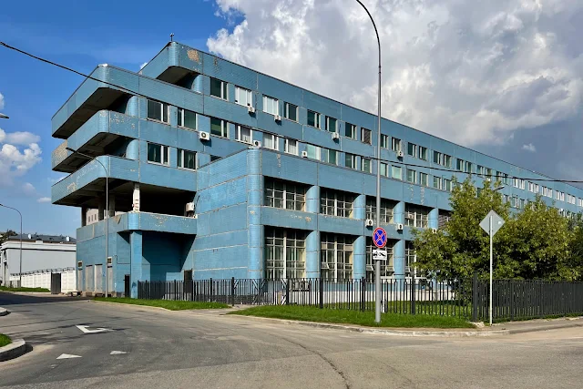 Лётная улица, Небесный бульвар, Государственный научно-исследовательский институт биологического приборостроения (здание построено в 1990 году)
