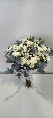 Ramos de novia silvestres y con rosas pitiminí blancas