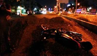Một xe gắn máy đâm vào đống đá, cát trên đường Kinh Dương Vương do không có rào chắn cảnh báo