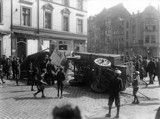 Spartacists erecting street barriers at Ellerstraße in Düsseldorf, Germany