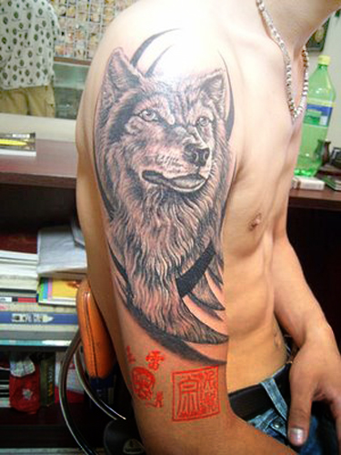 art wolf tattoo designs is a tradition to tattoo wolves only on arm, 