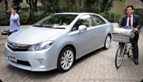 Toyota unveils new hybrid luxury sedan003