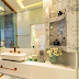 Banheiro sofisticado com mármore Carrara, banheira e tv embutida no espelho!