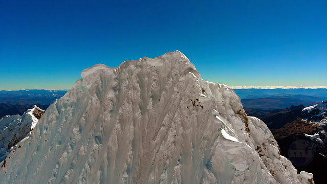 Nevado Alpamayo vista desde un drone