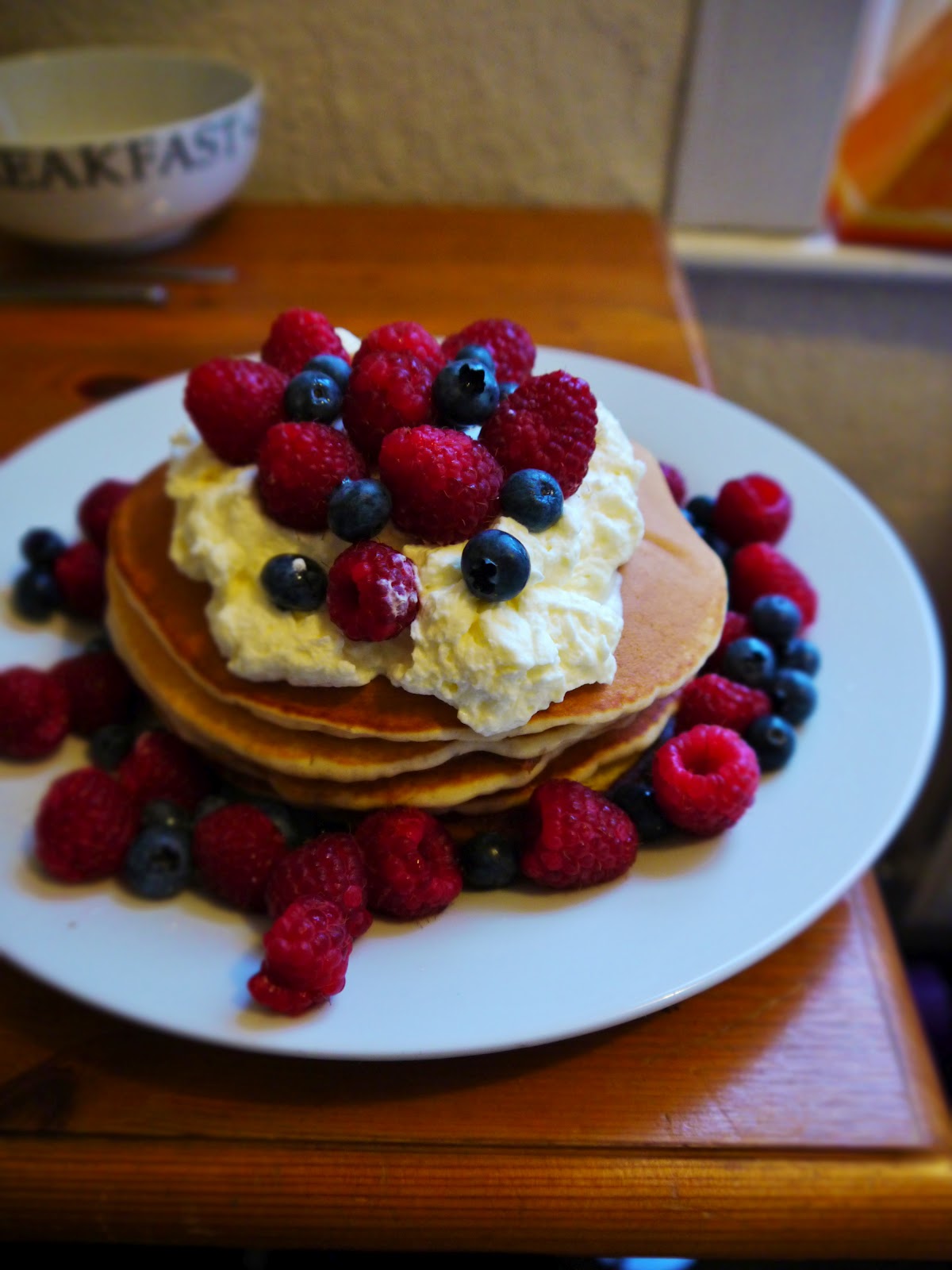 berries. syrup without mountain maple make to  of with Pancakes cream how a whipped Stack and pancake 'o