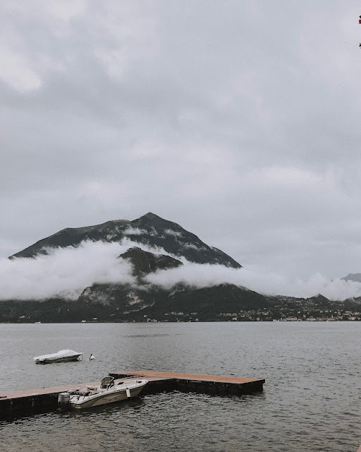 Vista para o lago com montanhas ao fundo