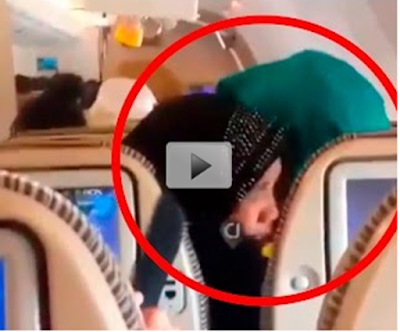 كارثة..شاهد طائرة إماراتية كادت تسقط..جرح و صراخ"الله أكبر" + فــــــيديو!