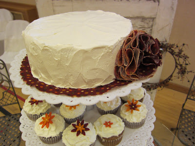 I was asked to make the wedding cake for the top of Jessica 39s cupcake combo