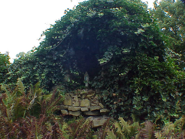 Lourdes Grotto replica, Goor (NL), photo by Robert van der Kroft, Sony Mavica Floppy Disk Digital Camera