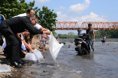 Aswari Rivai, Cara Menjaga Ekosistem Sungai Dengan Kearifan Lokal