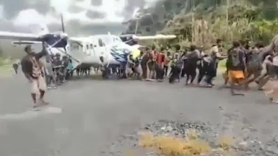 Detik-Detik Video Warga Evakuasi Pesawat SAM Air yang Tergelincir di Beoga Papua, 11 Penumpang Selamat