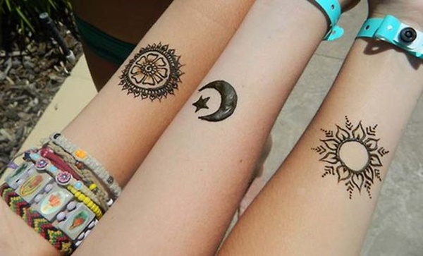 Essa tatuagem, retratado em tinta preta sobre o portador do antebraço, compõe uma lua crescente, envolvendo em torno de uma estrela.