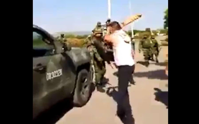 Video: Aquí puro Mayo les grita a Militares en Sinaloa mientras le rompen los cristales y los humillan; Indignante la orden de no poder defenderse a los Soldados, "solo vamos de paso dijeron"