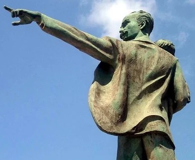 Foto del monumento de José Marti con un bebé