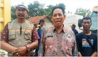 Kadis PUPR Karawang Dedi Achdiat Pimpin Giat Bersihkan Sampah di Saluran Irigasi Kecamatan Pakisjaya