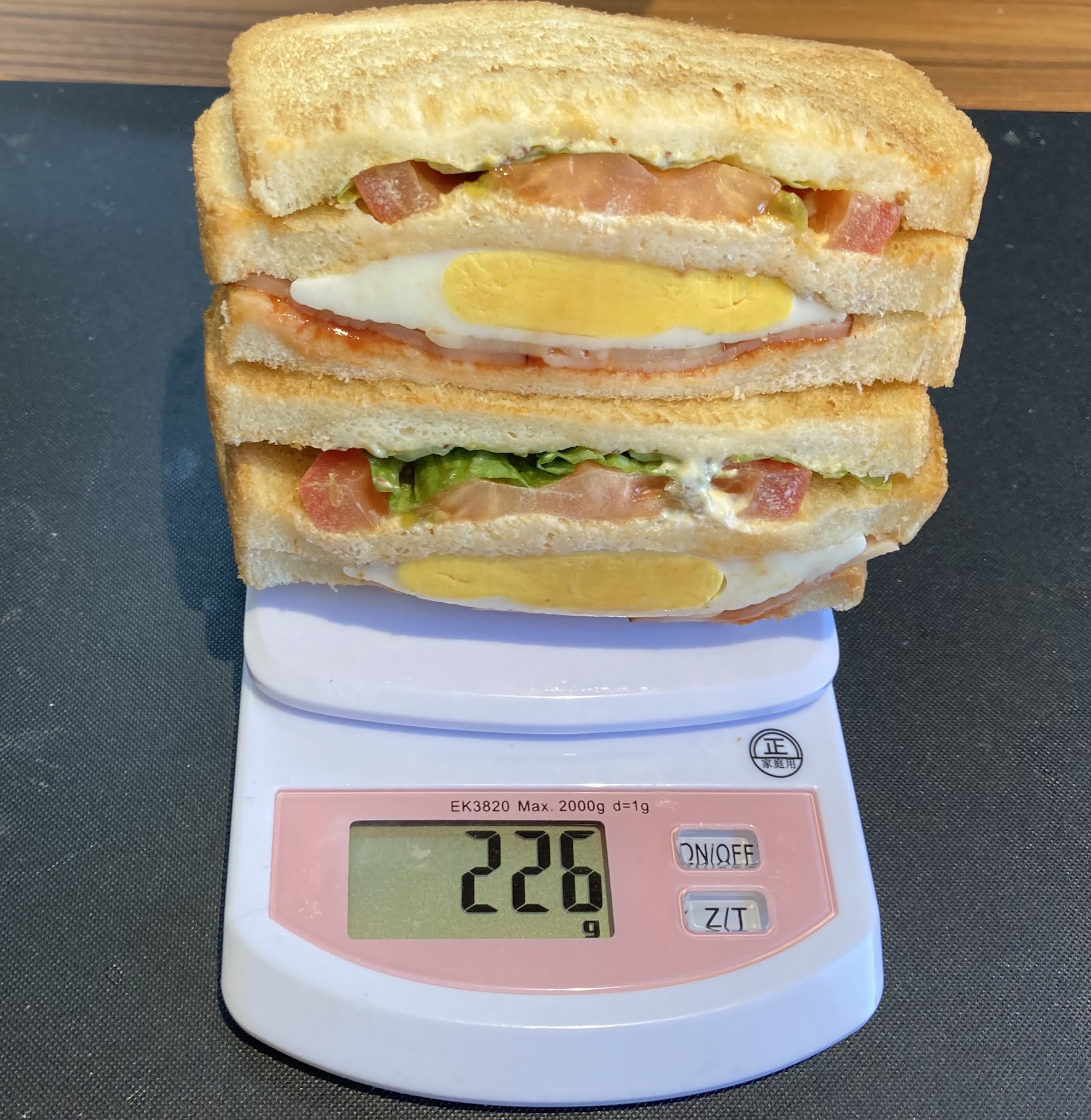 実食 トーストサンド目玉焼き入りｂｌｔ セブン レビュー カロリー糖質は コンビニ研究本部サンド調査室 コンビニ サラリーマン総研 最新コンビニグルメがわかるブログ