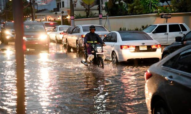 Siguen las alertas para el Distrito Nacional y 13 provincias por vaguada