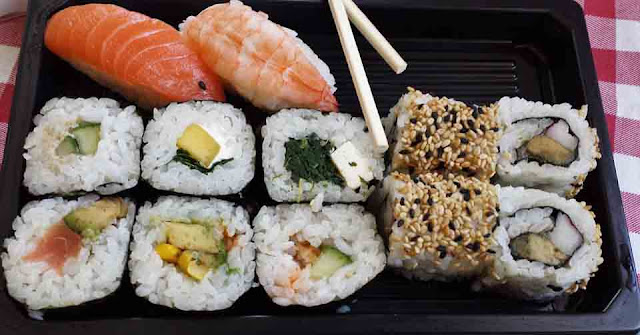 Penggemar Sushi? Coba Makan Pakai Cara Enak Ini
